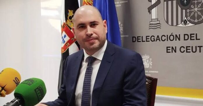 El delegado del Gobierno en Ceuta medita su dimisión acorralado por las contradicciones sobre los avisos del CNI