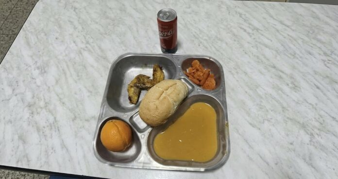Indignación entre los militares en Ceuta por la escasez y calidad de sus menús: «Primero se nos apedrea, luego se nos da de comer esta bazofia»