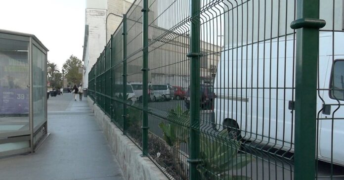 «Queremos vivir en paz»: Junta Obras del Puerto se cierra con vallas e exige presencia militar o policial