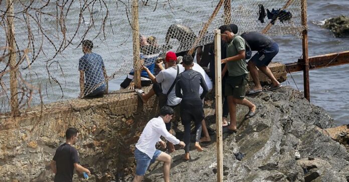 La Guardia Civil frena una decena de intentos de asalto a la valla de Ceuta