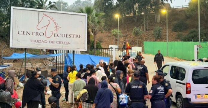 Ceuta traslada a más de 60 mujeres y niños al recinto de La Hípica tras vivir a la intemperie
