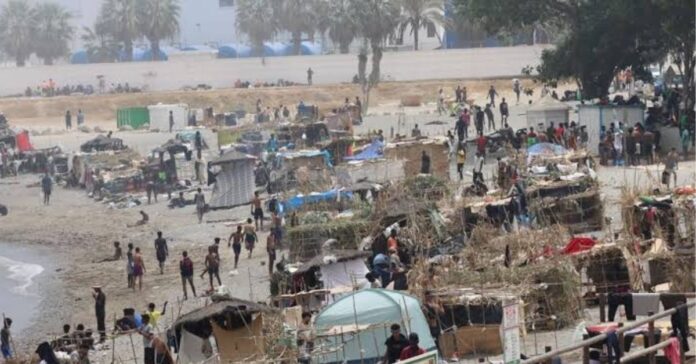 Fallece un migrante tras desplomarse junto a la playa de El Trampolín en Ceuta