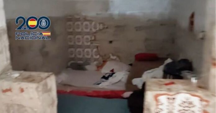Llama a la Policía por violencia de género y acaba detenida al descubrirse un ‘piso patera’ con 14 migrantes hacinados en Ceuta