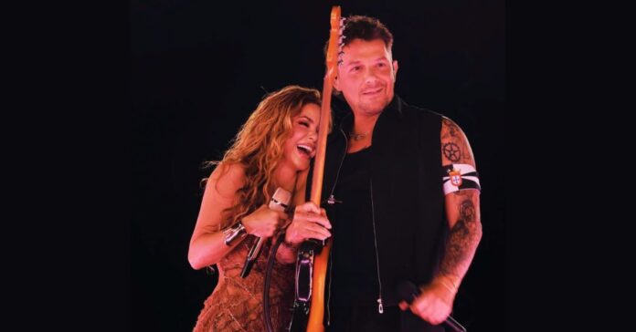 Alejandro Sanz luce la bandera de Ceuta en su reencuentro sobre el escenario con Shakira en Madrid