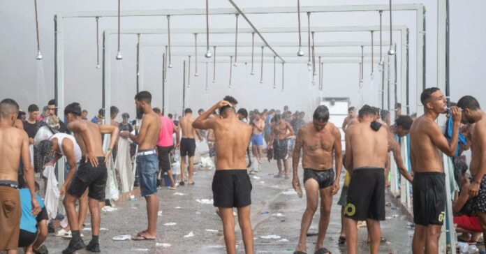 Deportado de España un migrante que cobraba a otros por usar las duchas públicas en la playa del Trampolín
