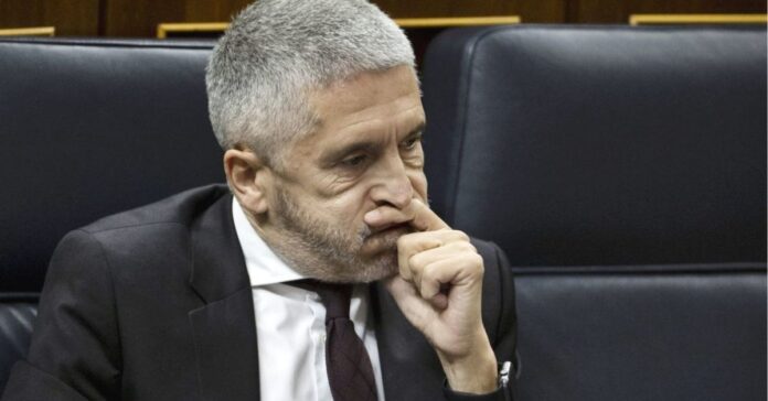 La dimisión en Ceuta deja a Marlaska «en cueros» y sitúa a Interior en el centro de la causa penal