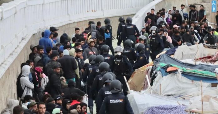 Una treintena de migrantes logra burlar el cordón policial y huye hacia el centro durante el desalojo de Benítez