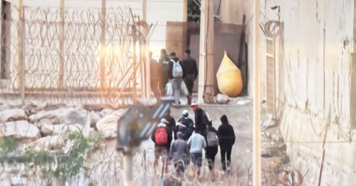 Decenas de migrantes de la playa de Benítez eligen el regreso voluntario a Marruecos tras iniciarse su desalojo