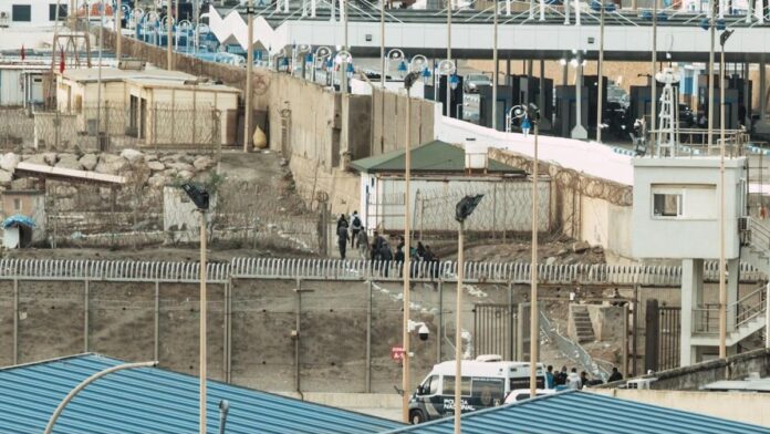 Desalojo en la playa de Benítez: migrantes magrebíes regresan a Marruecos para evitar triaje