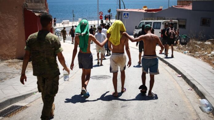 El Gobierno ultima un Real Decreto-ley para expulsar a solicitantes de asilo en Ceuta considerados «violentos» o «amenazantes»