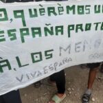 Cincuenta menores migrantes se reúnen en la playa del Trampolín para reclamar plazas en centros de acogida Medio centenar de menores migrantes se concentran en la playa del Trampolín para exigir un puesto en centros de acogida