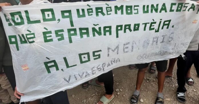 Medio centenar de menores migrantes se concentran en la playa del Trampolín para exigir un puesto en centros de acogida