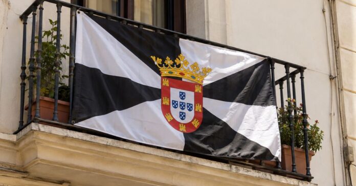 Banderas de Ceuta en balcones: qué permite la ley y cuándo hay problemas