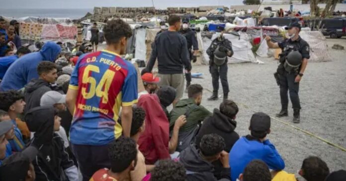 Cierran al público la playa de Benítez en Ceuta hasta completar su desinfección tras desalojar los asentamientos
