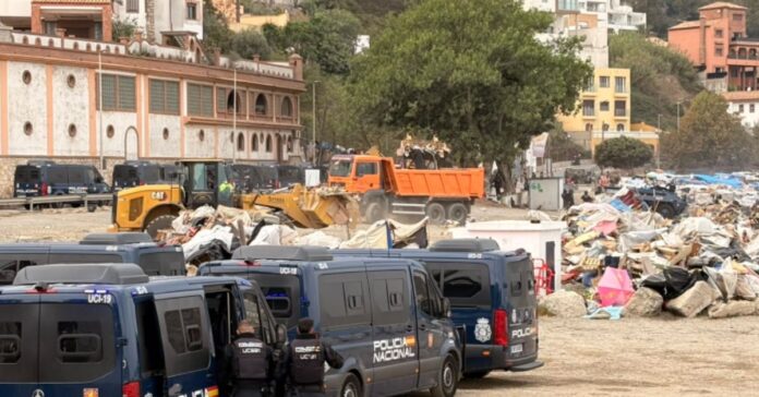 Ceuta retira 61.000 kilos de desperdicios tras la evacuación de El Trampolín y mantiene el dispositivo en la costa