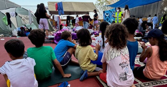 Las mujeres y menores del campamento de Sidi Embarek son trasladados al recurso de Caballería