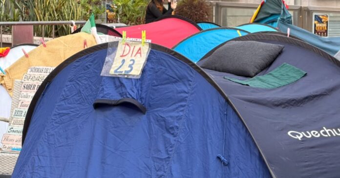 «Hasta que no esté Ceuta vacía no nos vamos»: la acampada de la Plaza de los Reyes busca seguir en Navidad