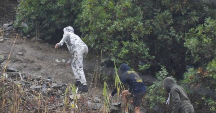 Decenas de inmigrantes escapan a los montes de Ceuta para evitar ser identificados tras el desmantelamiento del asentamiento del Trampolín