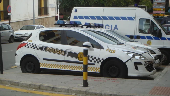 Un vecino de la barriada del Postigo ingresa en el hospital de Ceuta tras recibir tres puñaladas a las puertas de su vivienda