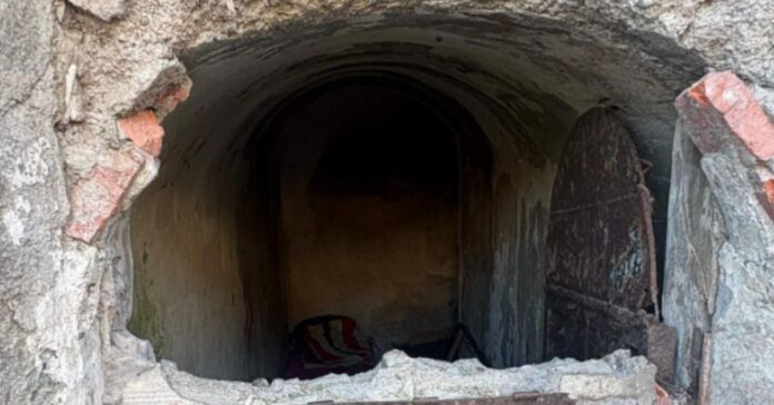 Descubren un refugio improvisado e insalubre en los túneles ocultos de los acantilados del Sarchal