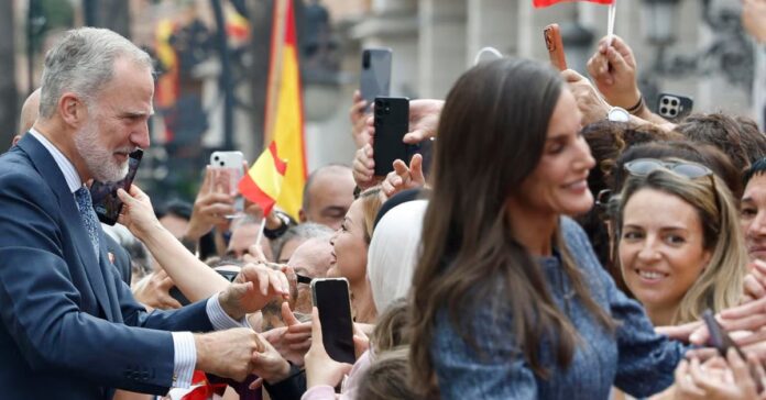Baño de masas en la llegada de los Reyes a Ceuta: los caballas abarrotan la Gran Vía para dar la bienvenida a Felipe VI y Letizia