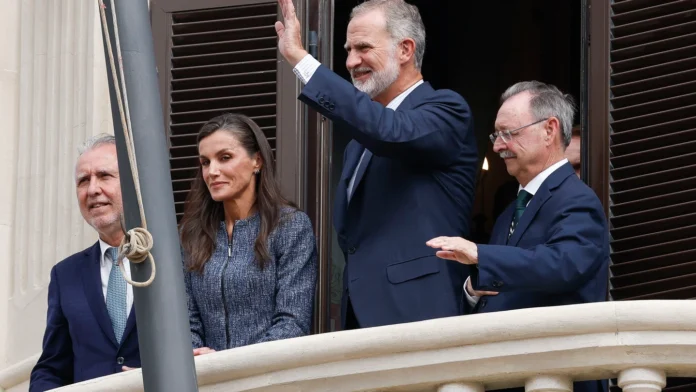 La llegada de los Reyes a Ceuta, en imágenes: así ha sido el baño de masas de Felipe VI y Letizia en la Gran Vía