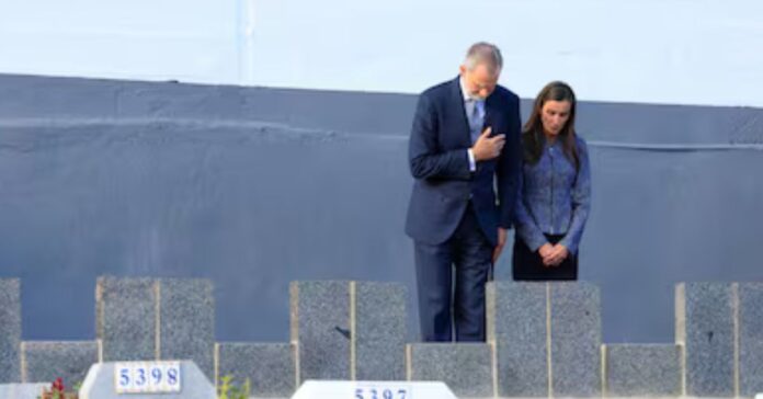 Los Reyes rinden homenaje a los fallecidos en la crisis migratoria durante su visita al cementerio musulmán de Sidi Embarek